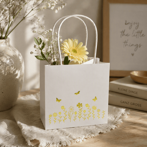 Papiertaschen und Anhänger